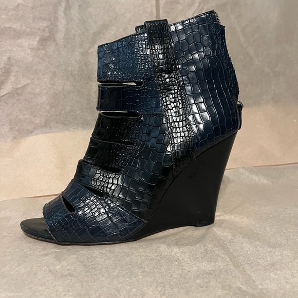 Black and Blue snake skin style Rebecca Minkoff wedges - Picture 2 of 3
